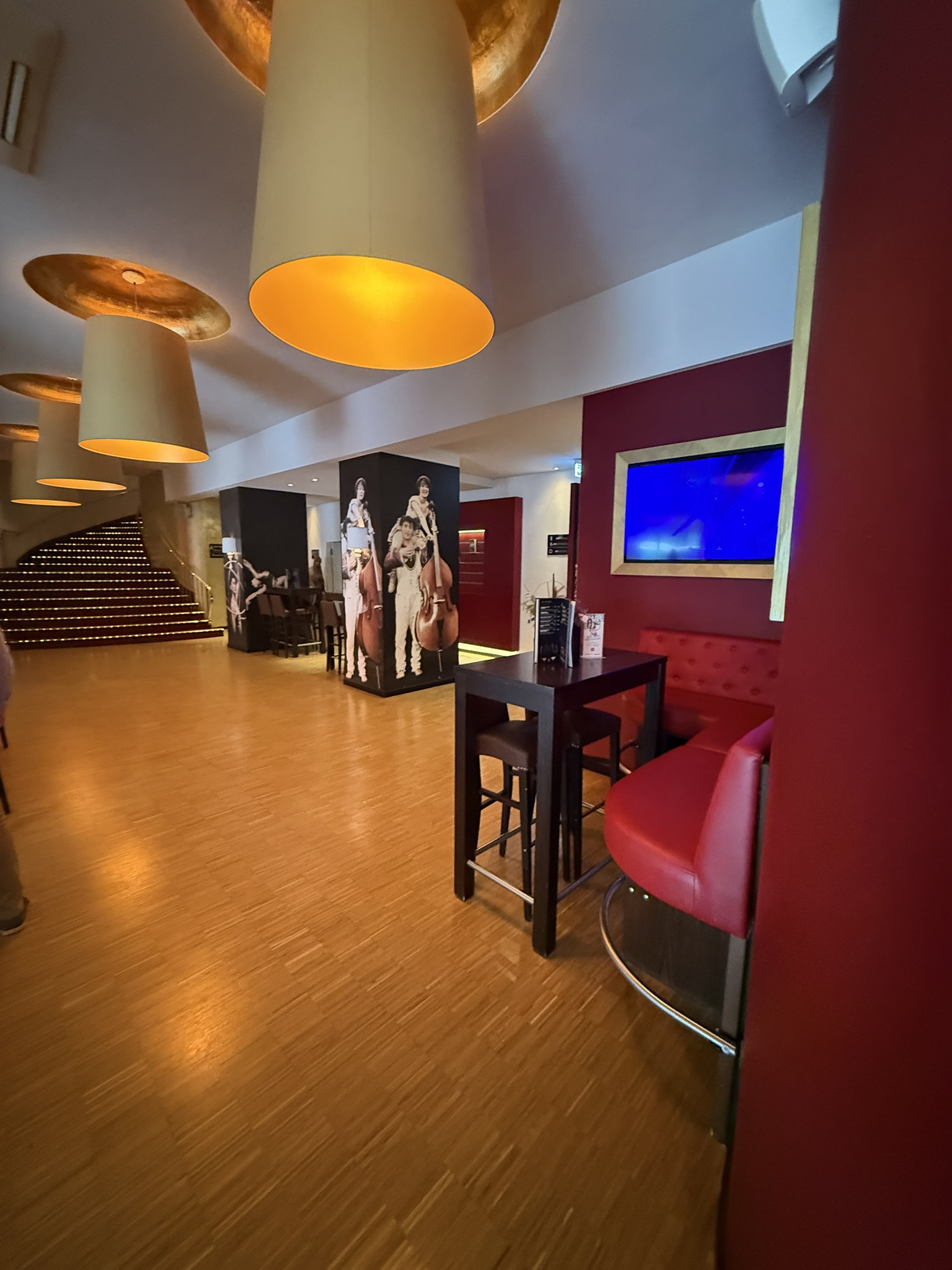 Foyer und Gastronomiebereich